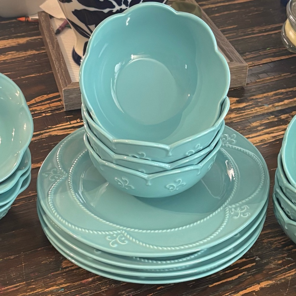 Elegant Blue Dinnerware Set of 8 plates, Princess house